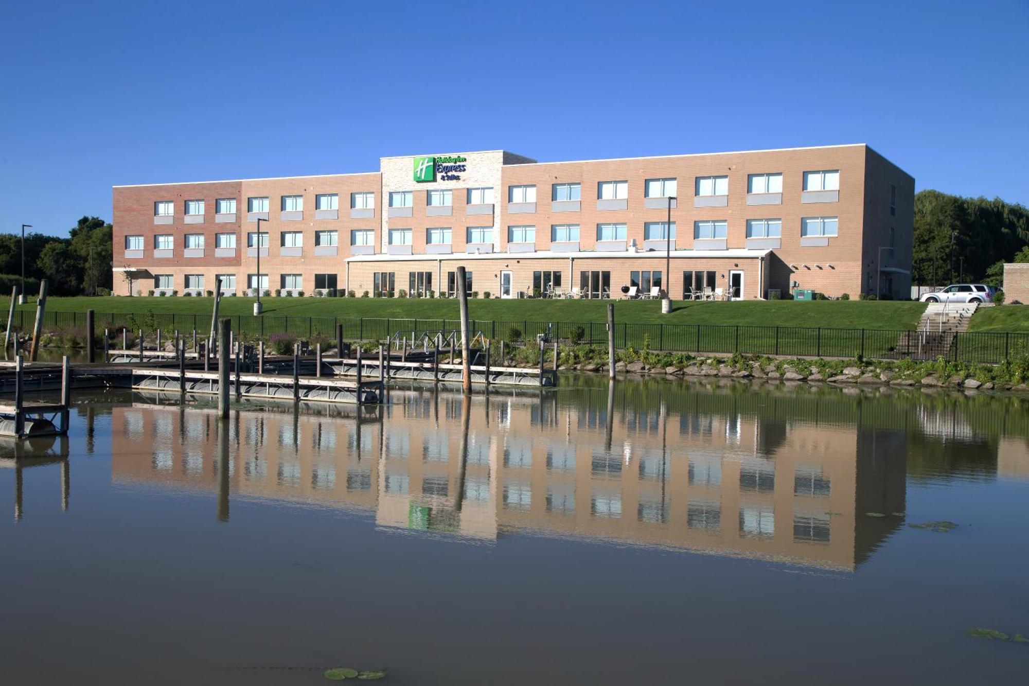 Holiday Inn Express & Suites Port Huron By Ihg Exterior photo
